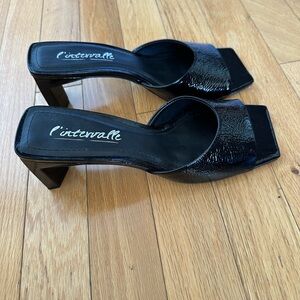 L'INTERVALLE Black Heeled Shoes with Square-Toe Design